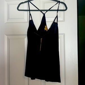 Studded mesh causal tank